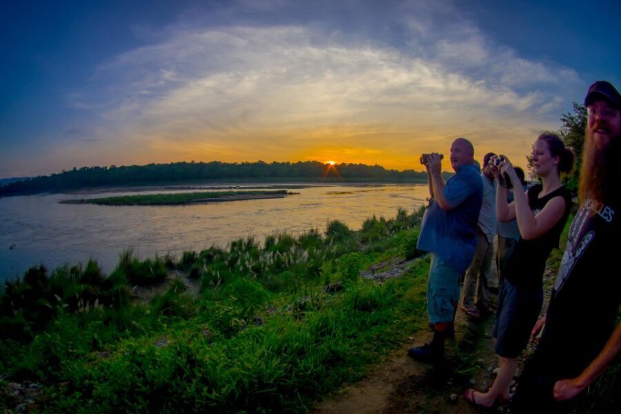 From Kathmandu/Pokhara: 3-Day All-Inclusive Chitwan Safari - Where you sleep and eat: Sauraha hotel comfort, plus real meal notes