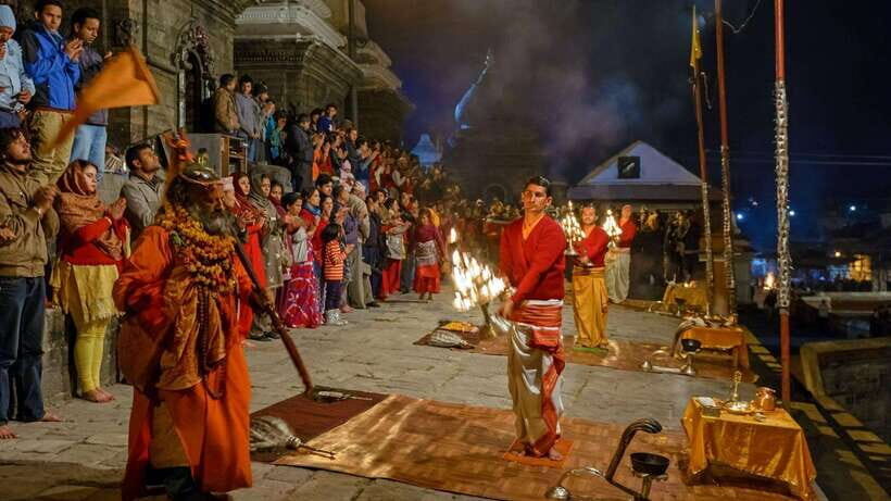 Kathmandu: Pashupatinath Temple Evening Aarati Tour - Photography at the riverbank: great chances, but follow the rules