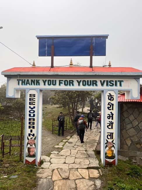 Pokhara: 4-Day Beautiful Ghorepani Poon Hill & Ghandruk Trek - Day 4: Ghandruk village atmosphere and a viewpoint lunch
